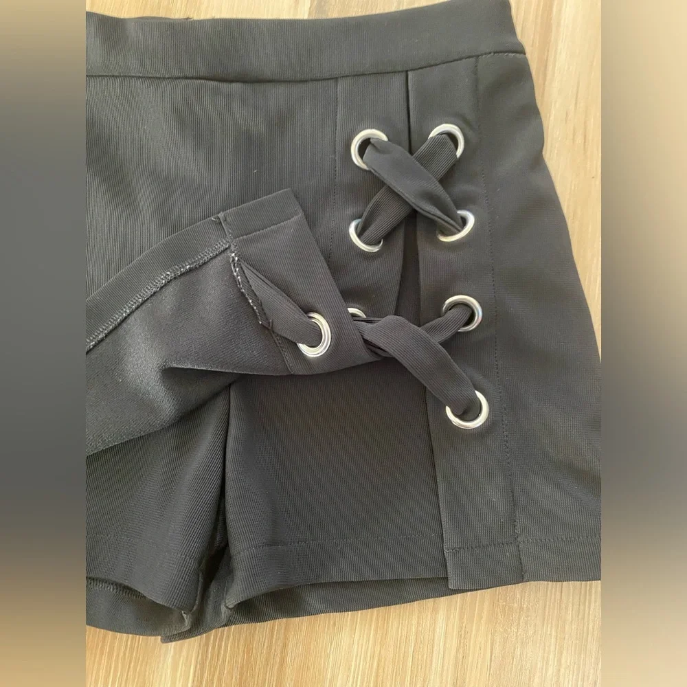 🔥🔥90’s Alanis Morissette Black Girlhood-Rock Skort by Forever 21
